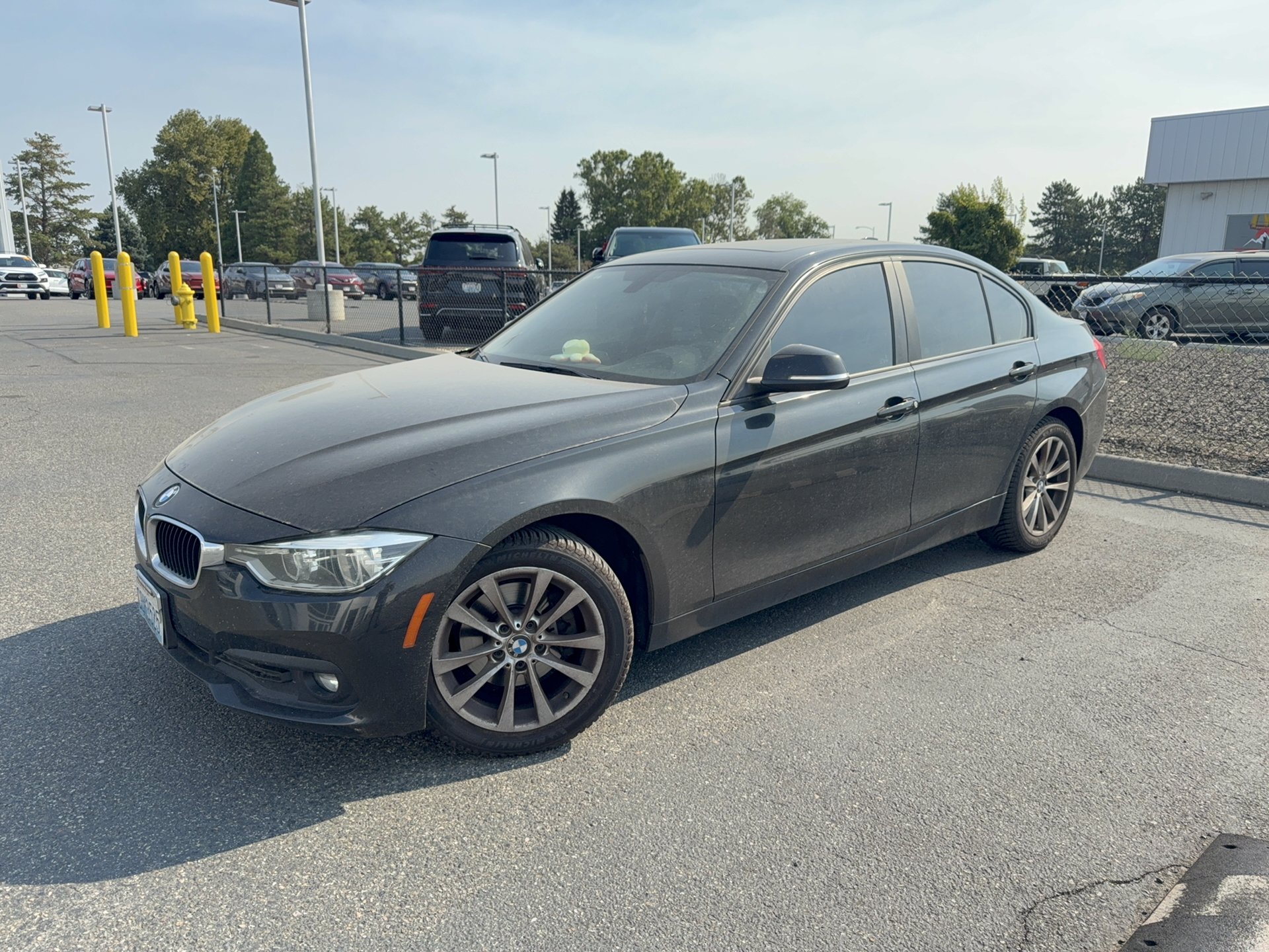 Used 2018 BMW 320i xDrive Sedan AWD/4WD image 3