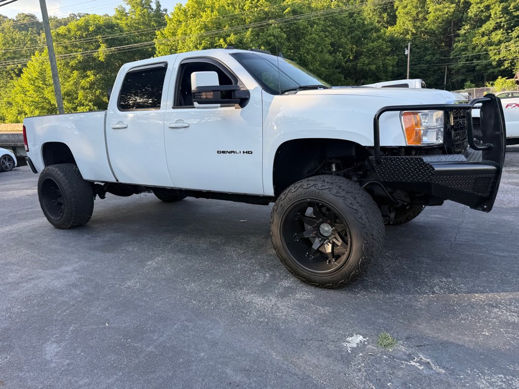 Used 2011 GMC Sierra 2500 Denali w/ Suspension Package, Off-Road AWD/4WD image 7