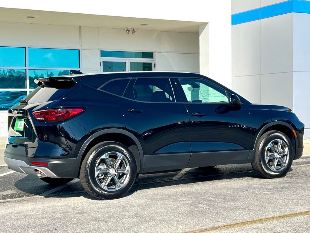 Used 2025 Chevrolet Blazer LT image 4