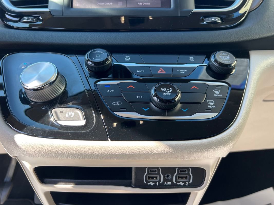 Used 2022 Chrysler Voyager LX image 24