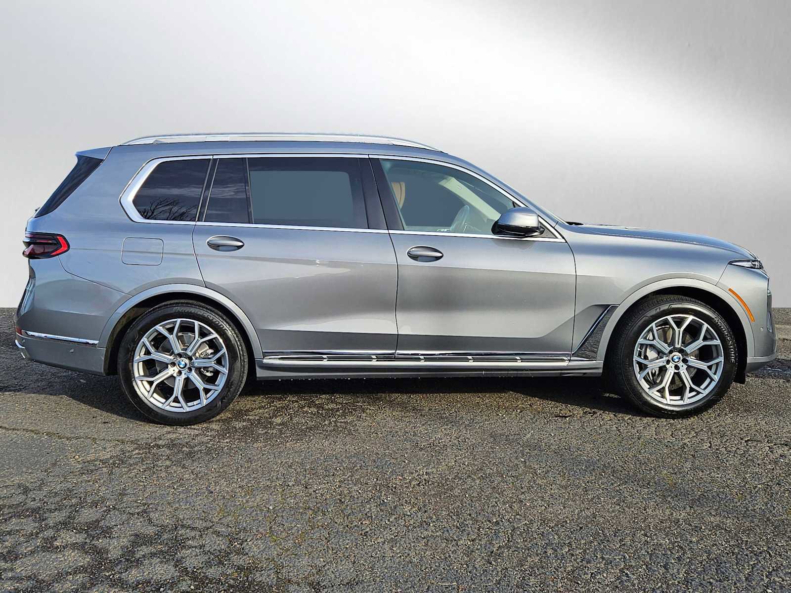 Used 2023 BMW X7 xDrive40i w/ Parking Assistance Package image 2