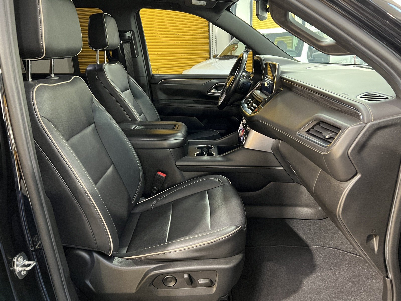 Used 2023 GMC Yukon XL SLT AWD/4WD image 17