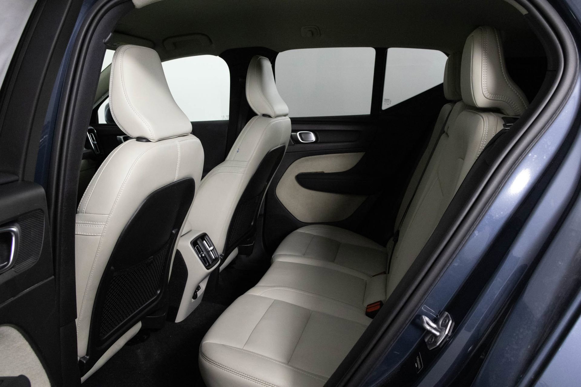 Used 2021 Volvo XC40 T5 Momentum w/ Protection Package Premier image 33