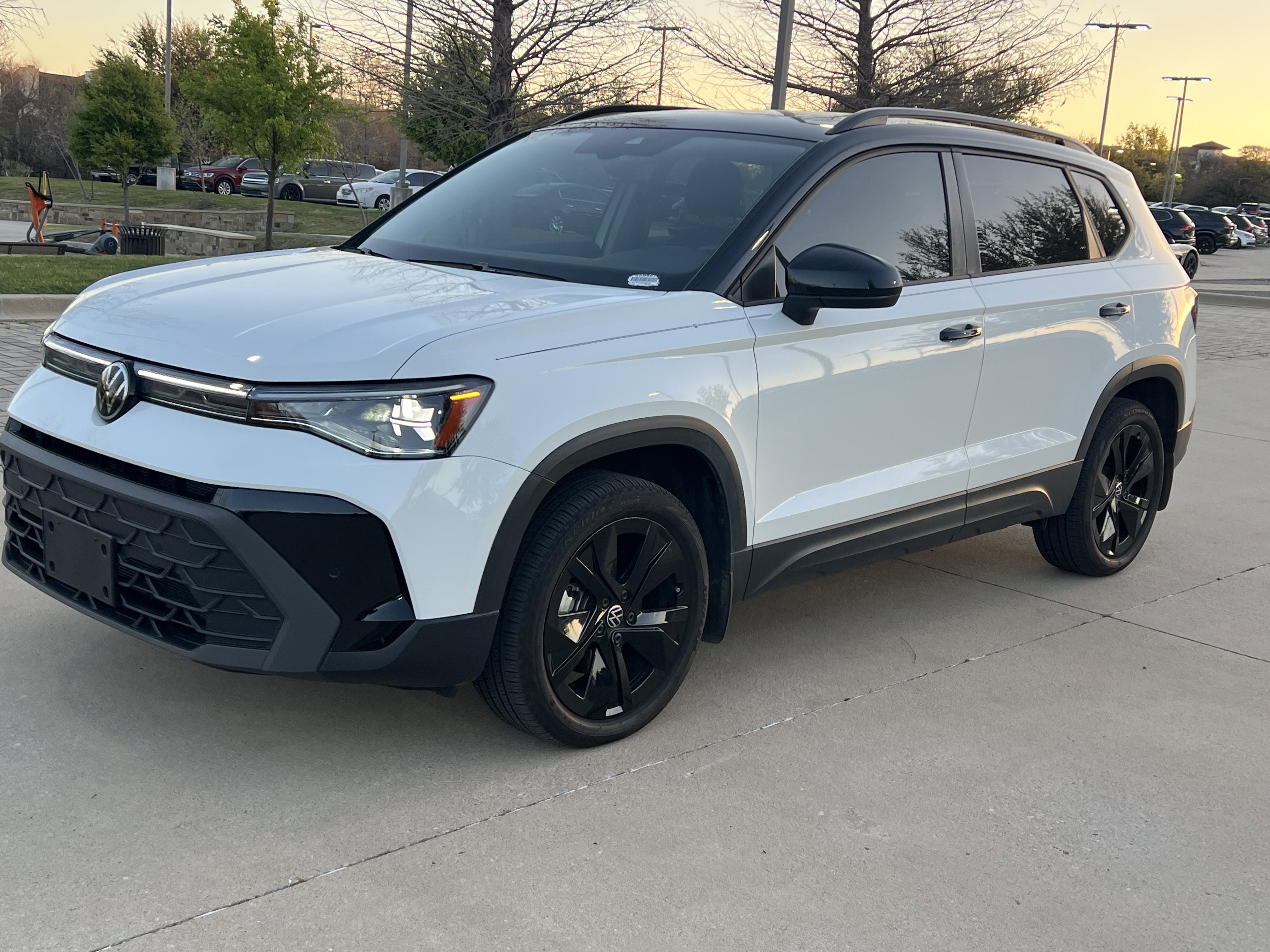 Certified 2025 Volkswagen Taos SE FWD image 5