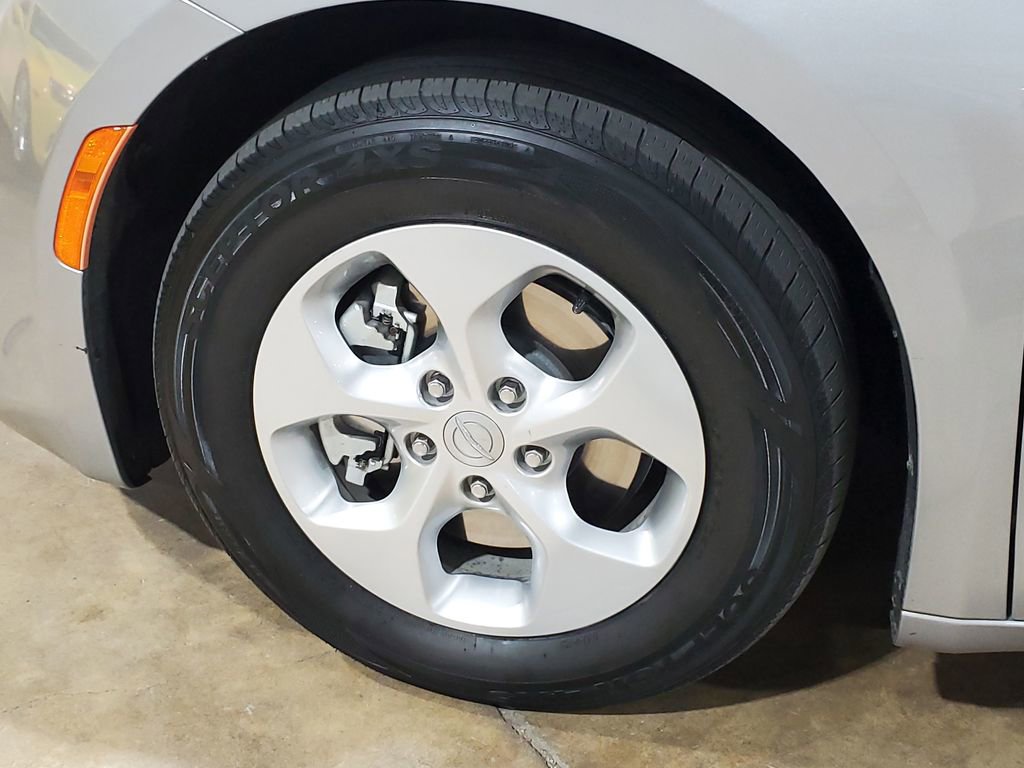 Used 2017 Chrysler Pacifica Premium image 43