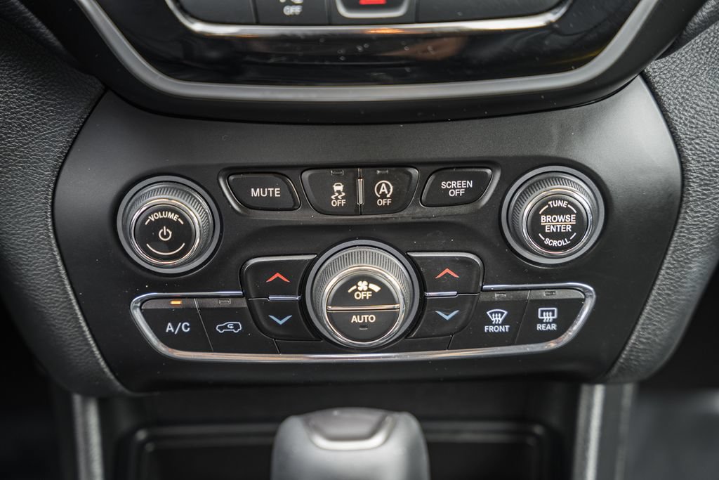 Used 2019 Jeep Cherokee Limited AWD/4WD image 25