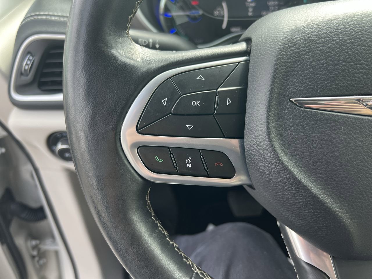 Used 2021 Chrysler Pacifica Touring-L FWD image 18