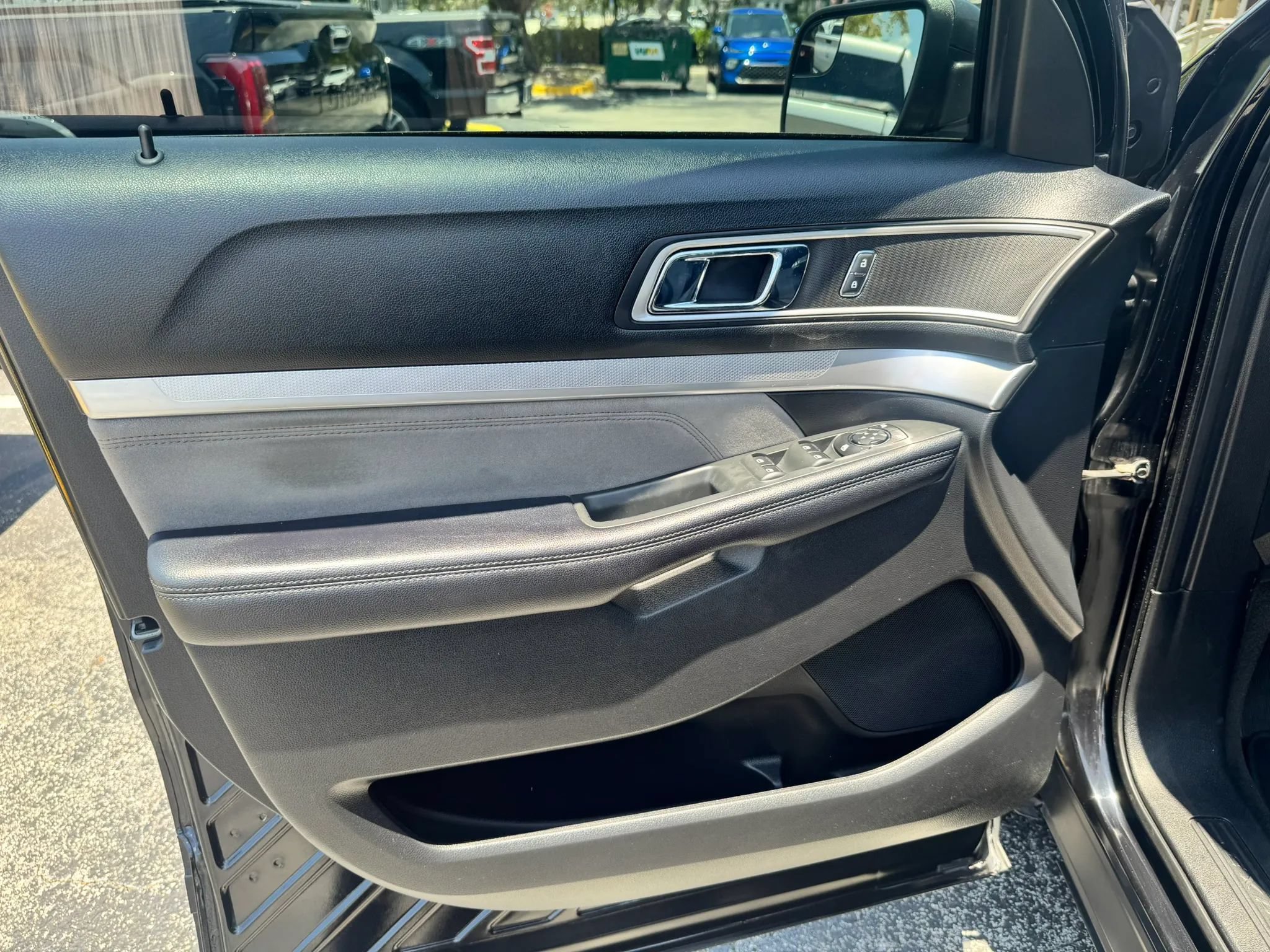 Used 2017 Ford Explorer XLT w/ Equipment Group 202A FWD image 32