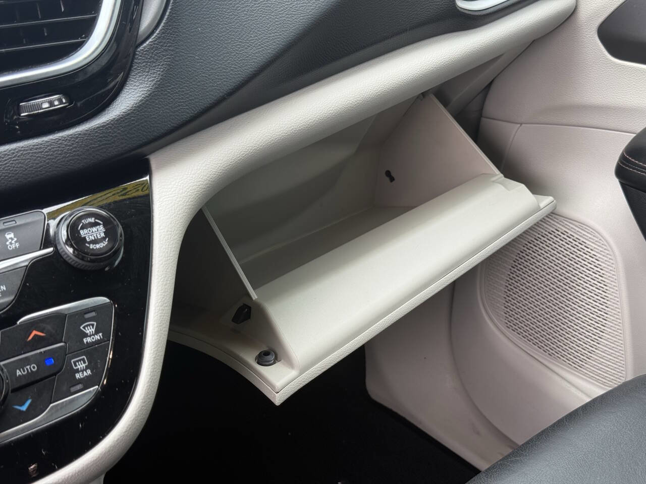 Used 2020 Chrysler Pacifica Touring-L FWD image 30