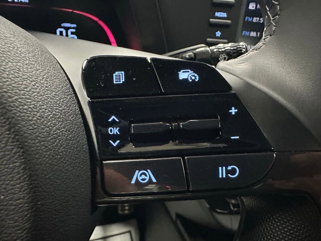 Used 2025 Hyundai Elantra Sport image 19