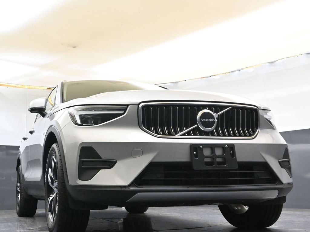 Certified 2025 Volvo XC40 B5 Core image 35