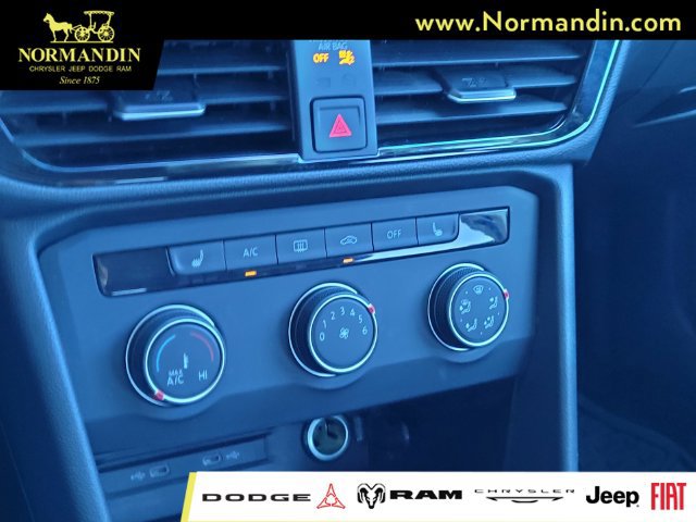 Used 2022 Volkswagen Taos SE w/ Panoramic Sunroof Package FWD image 11