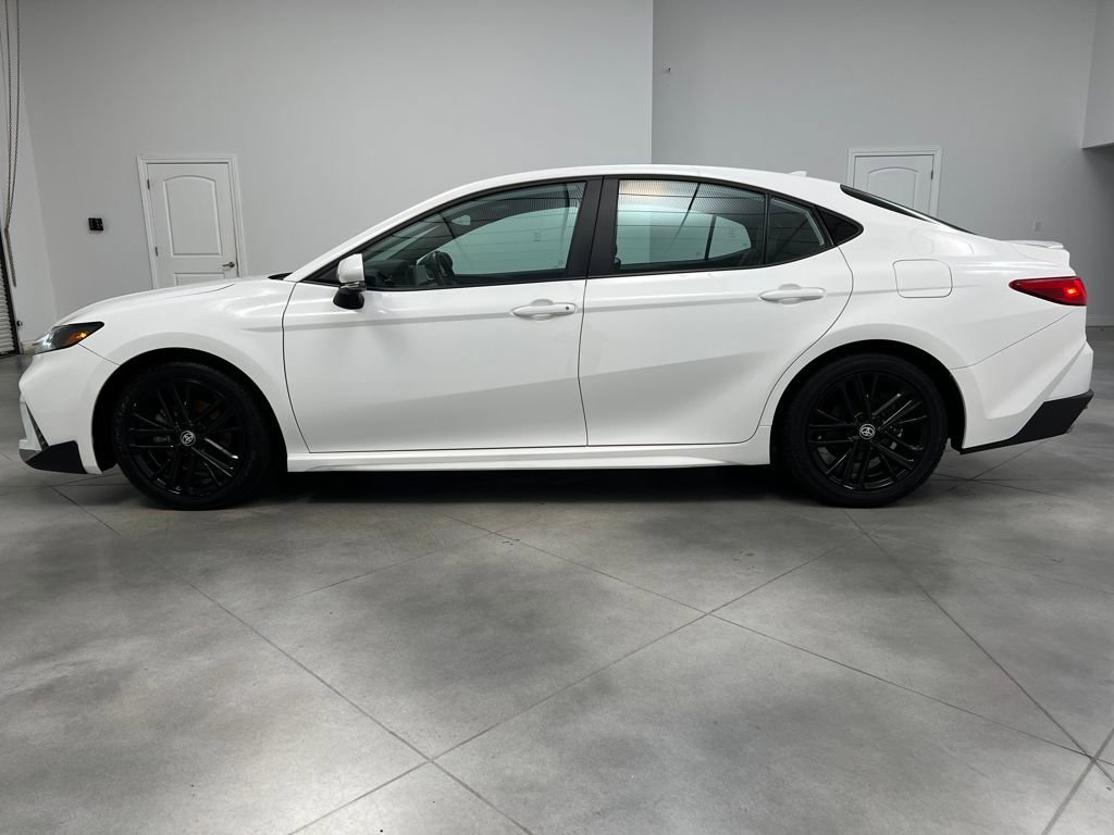 Used 2025 Toyota Camry SE image 4