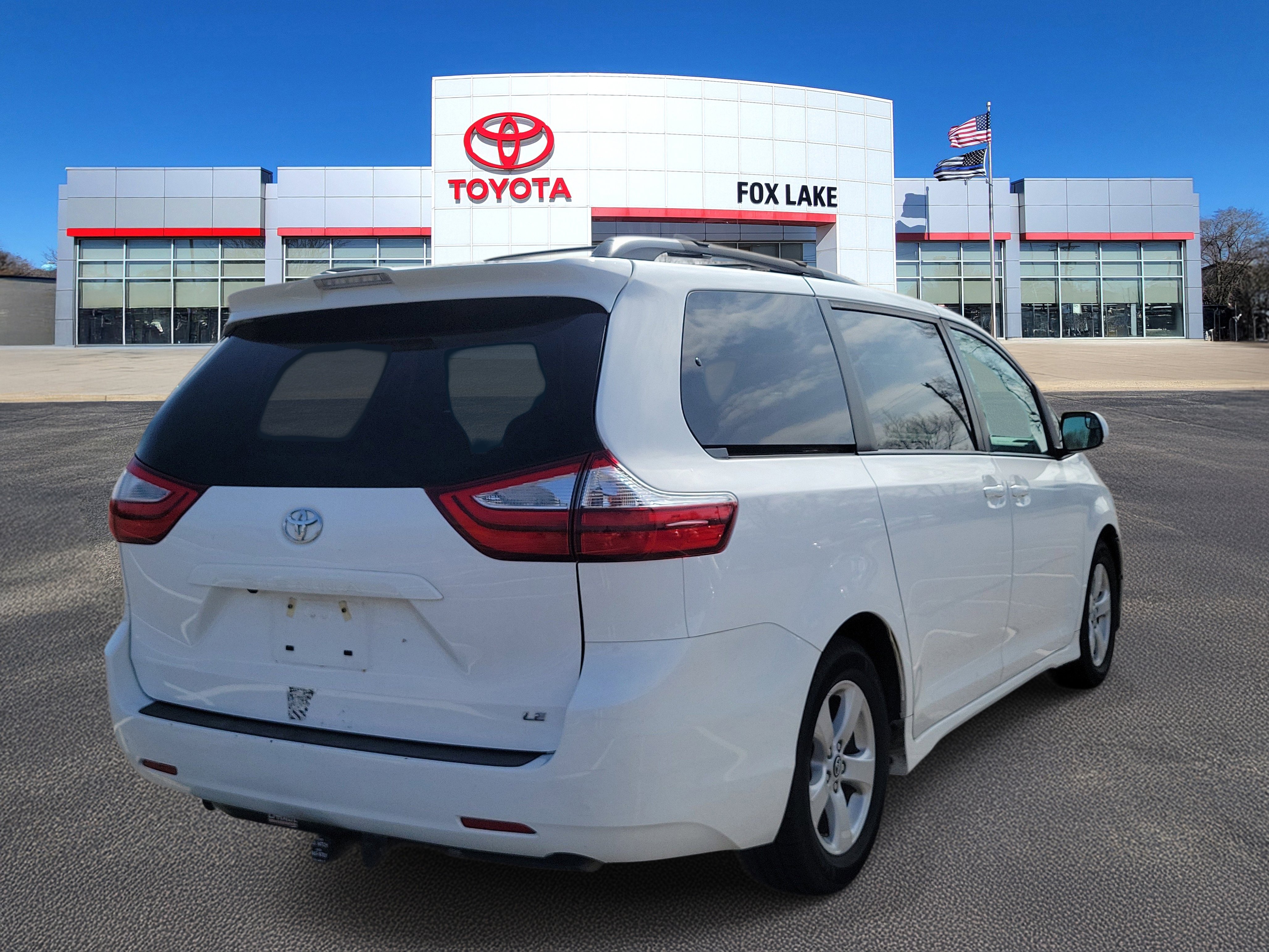 Used 2019 Toyota Sienna LE w/ Carpet Mat Package image 4