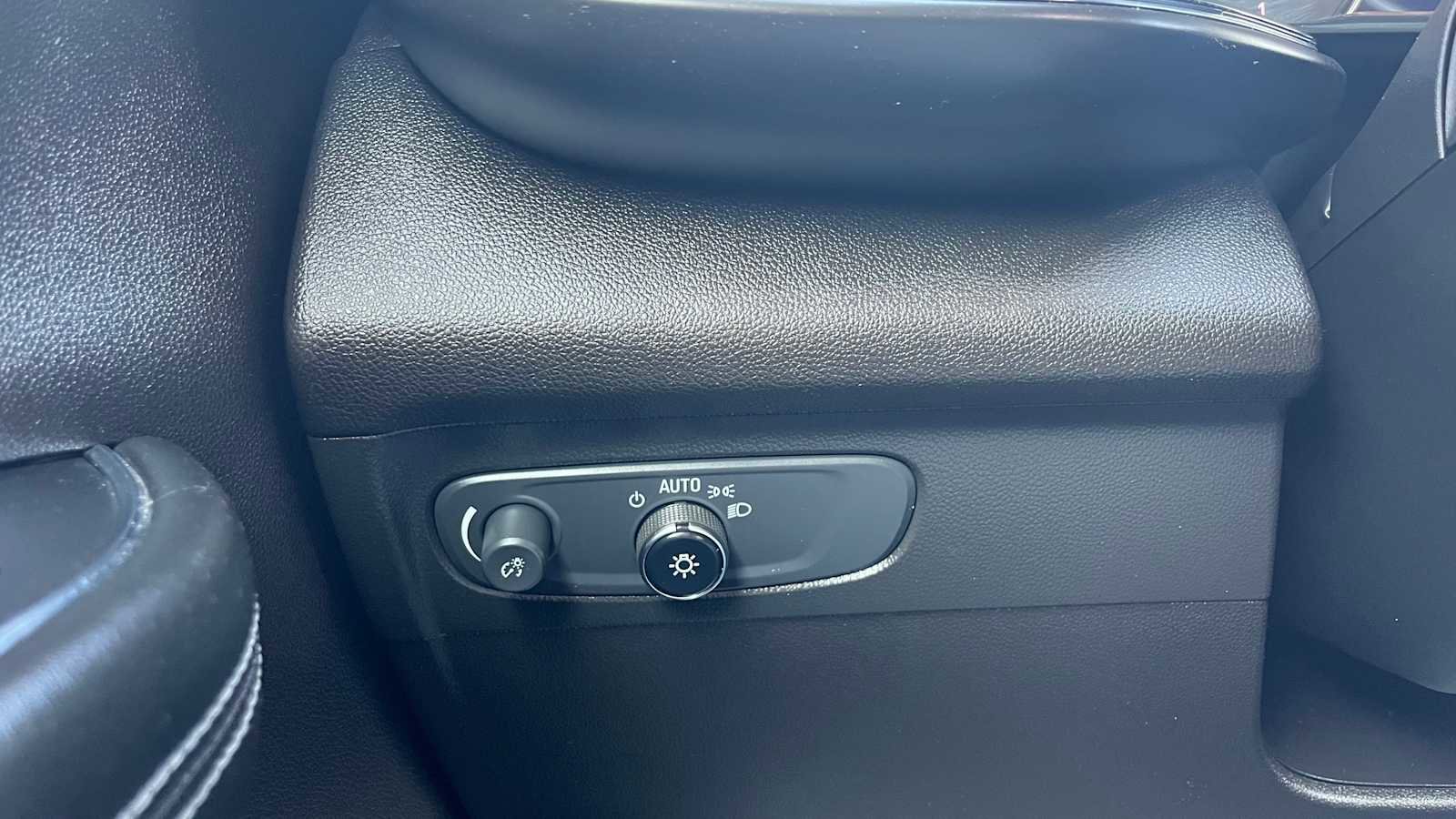 Used 2022 Buick Envision Essence w/ Safety Package image 14