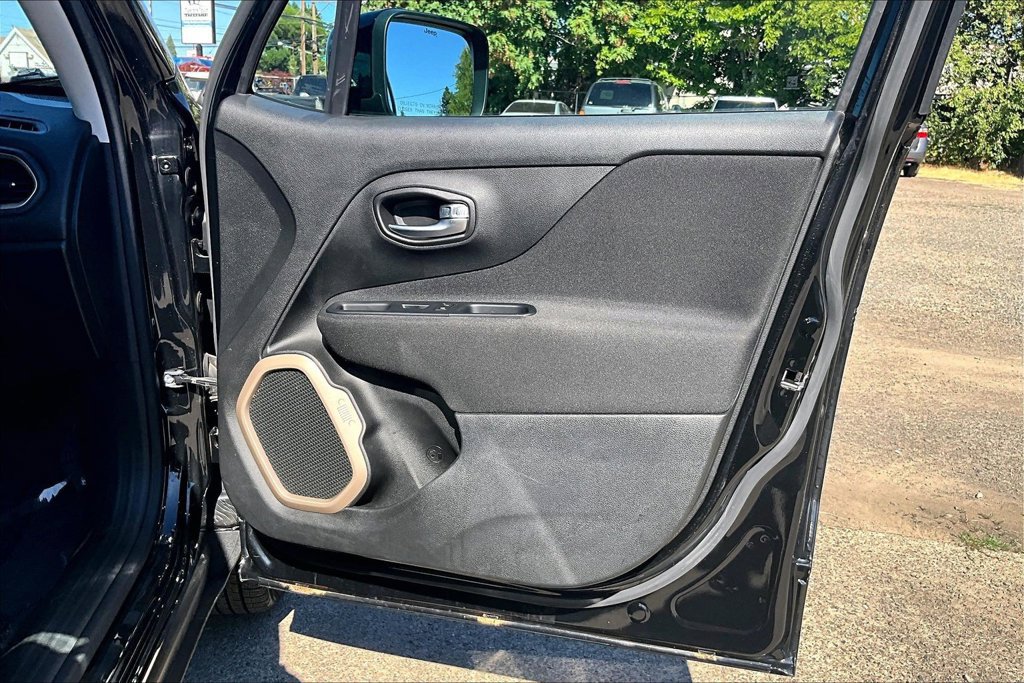 Used 2015 Jeep Renegade Latitude w/ Popular Equipment Group AWD/4WD image 23