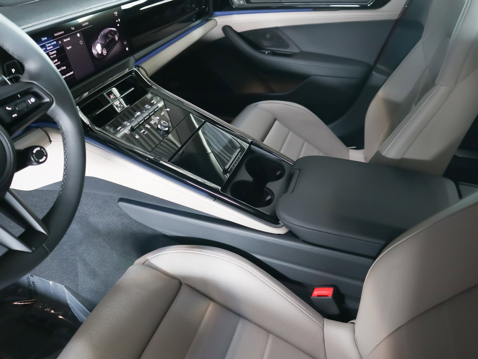 Used 2025 Porsche Panamera 4 image 17