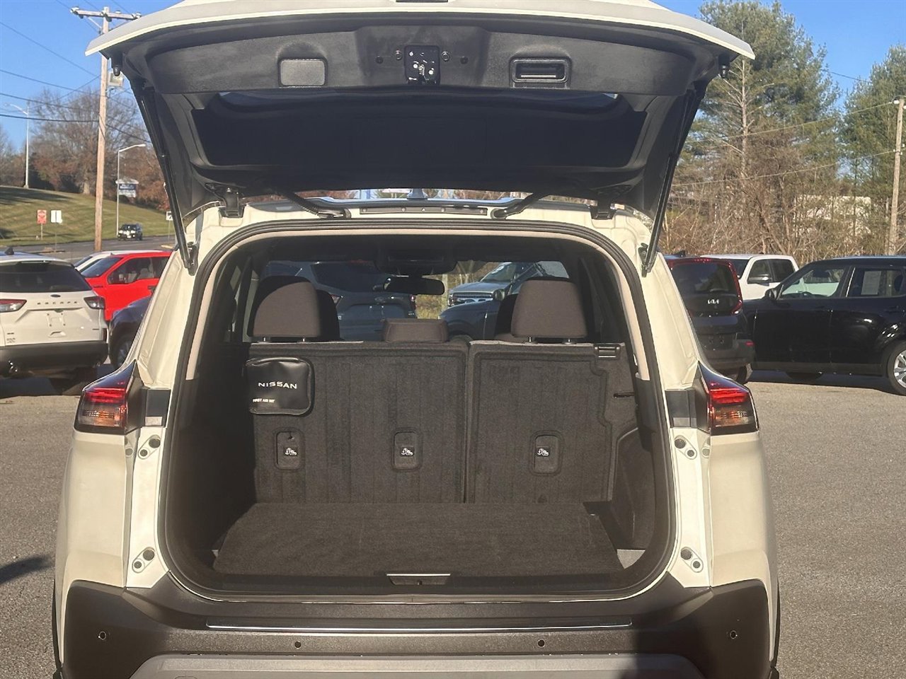 Used 2023 Nissan Rogue SV image 15