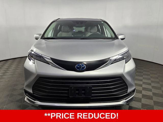 Used 2025 Toyota Sienna LE FWD image 2
