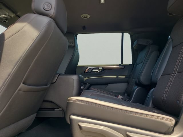 Used 2025 Chevrolet Suburban High Country AWD/4WD image 13