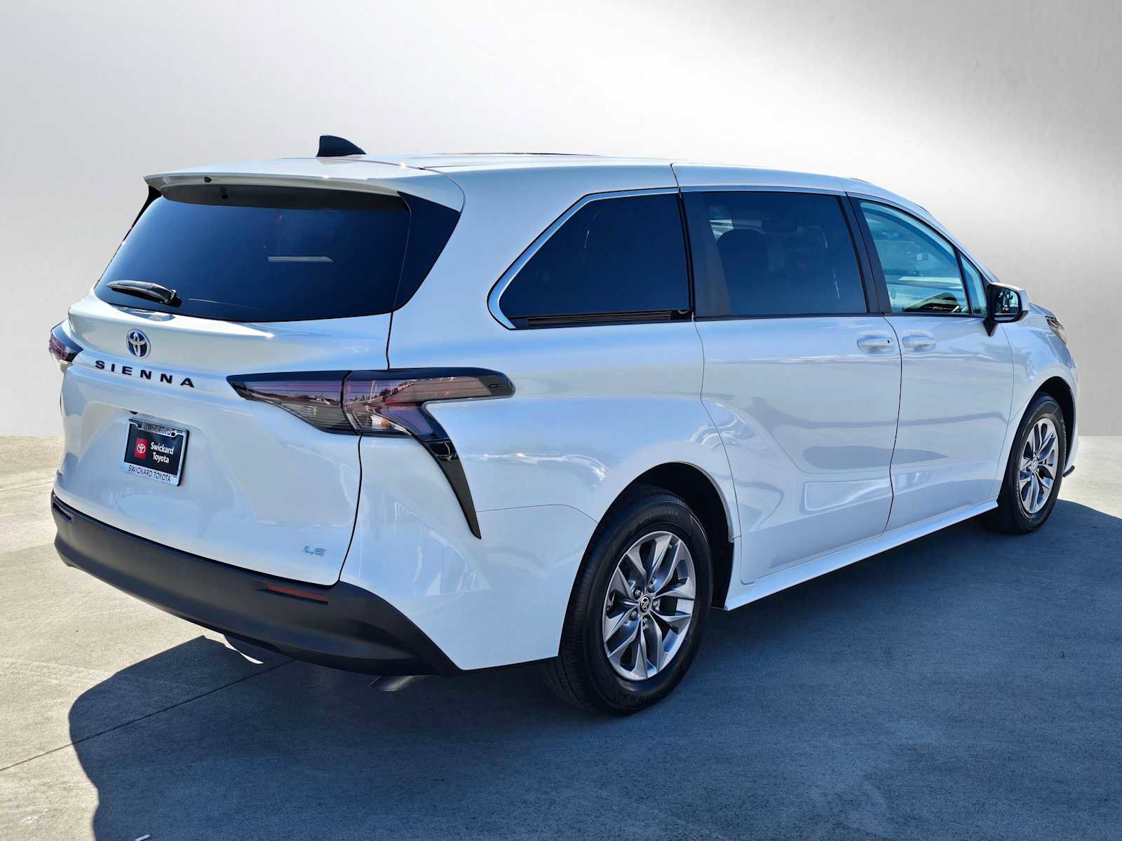 Certified 2025 Toyota Sienna LE FWD image 3