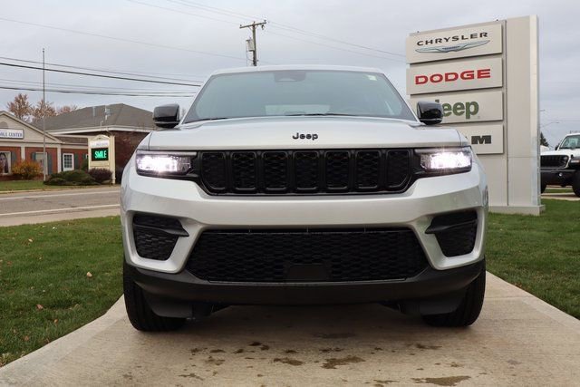 New 2025 Jeep Grand Cherokee Altitude image 5