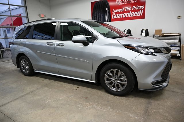 Used 2023 Toyota Sienna XLE w/ XLE Plus Package image 4