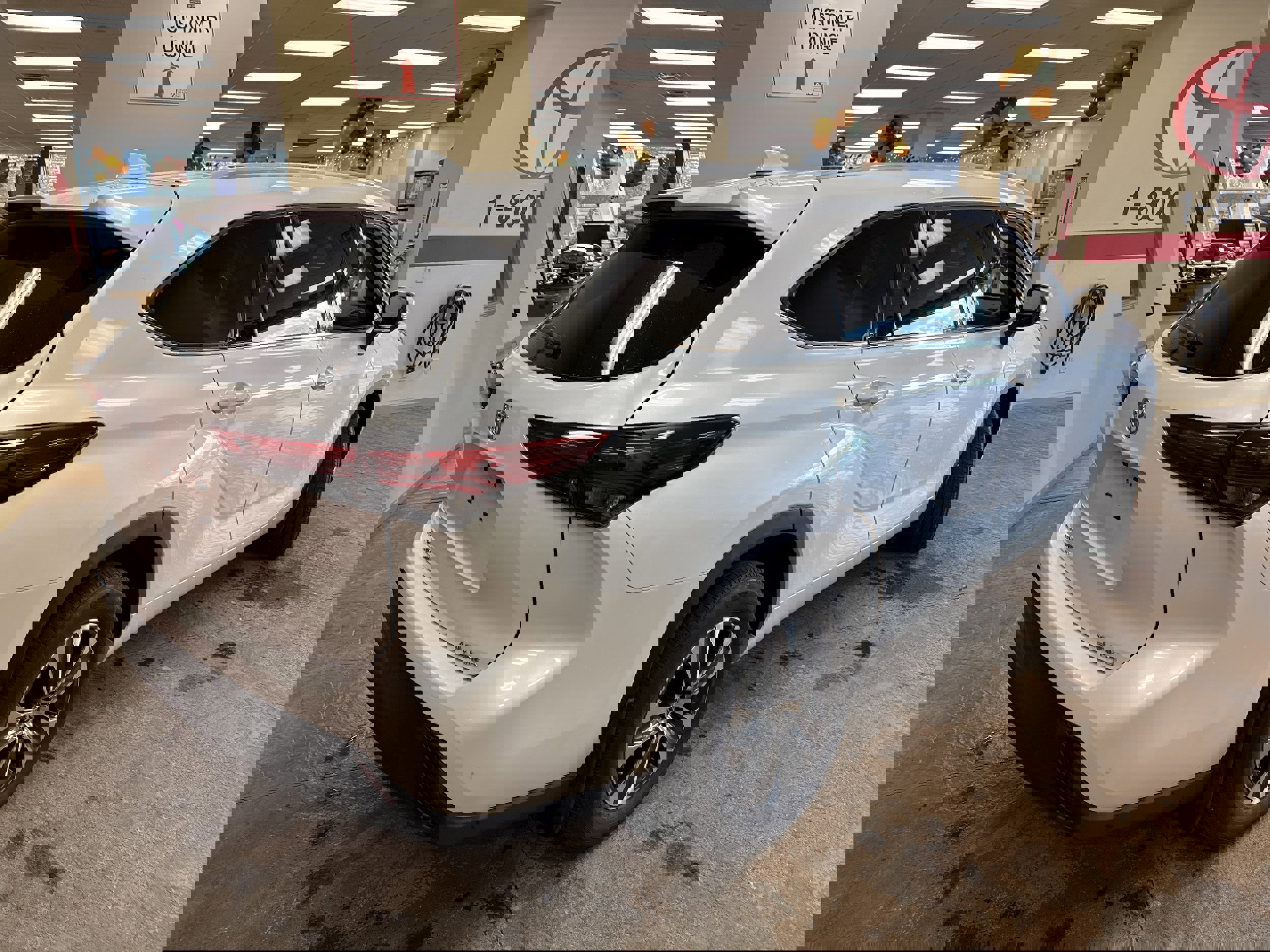 Used 2022 Toyota Highlander XLE image 10