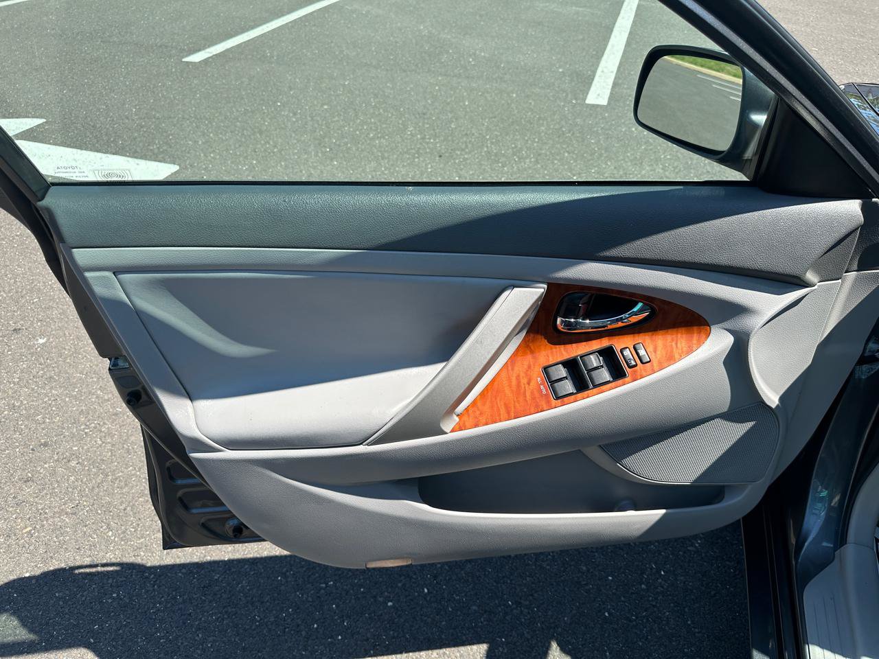 Used 2010 Toyota Camry XLE FWD image 10