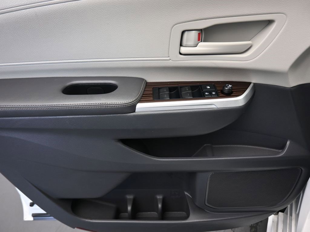 Used 2021 Toyota Sienna LE image 10