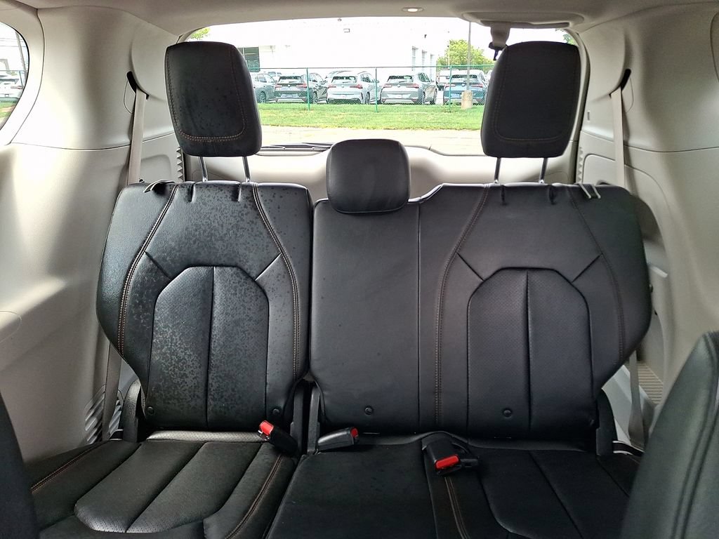 Used 2018 Chrysler Pacifica Touring-L FWD image 14