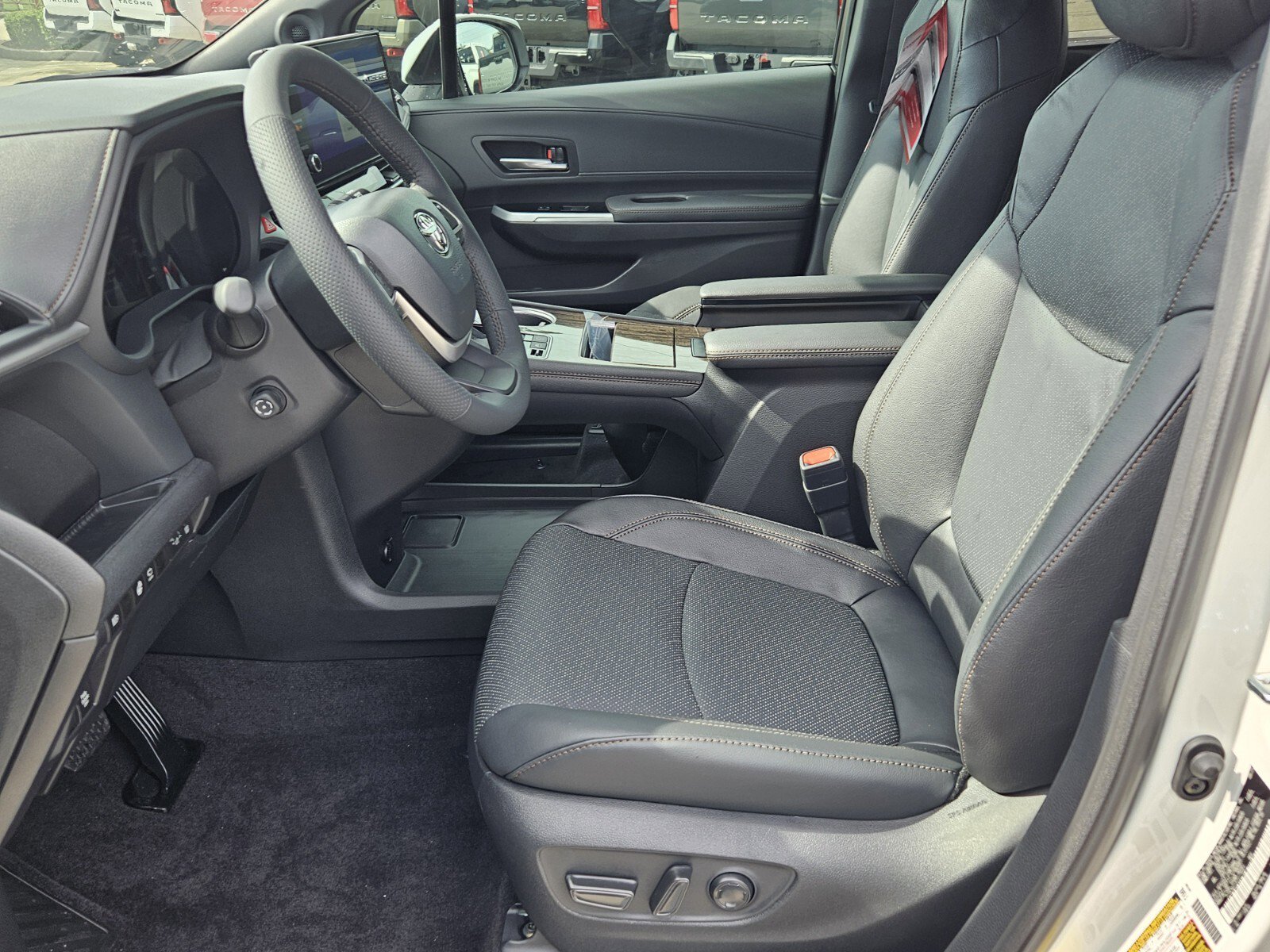 New 2025 Toyota Sienna Platinum image 3