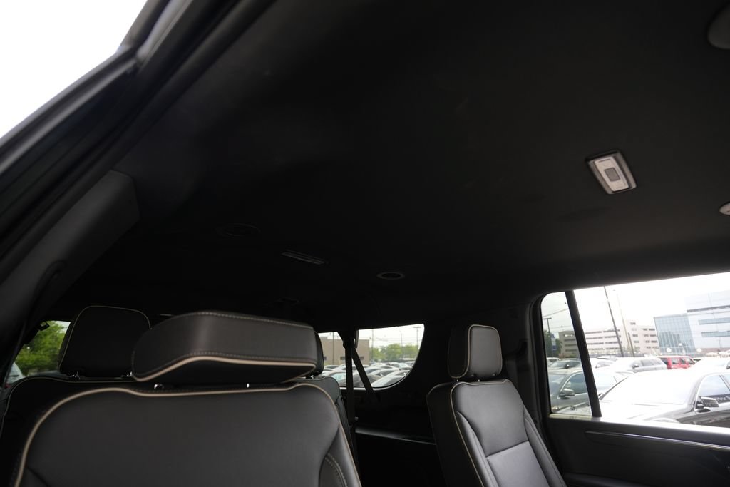 Used 2025 Chevrolet Suburban Premier AWD/4WD image 31