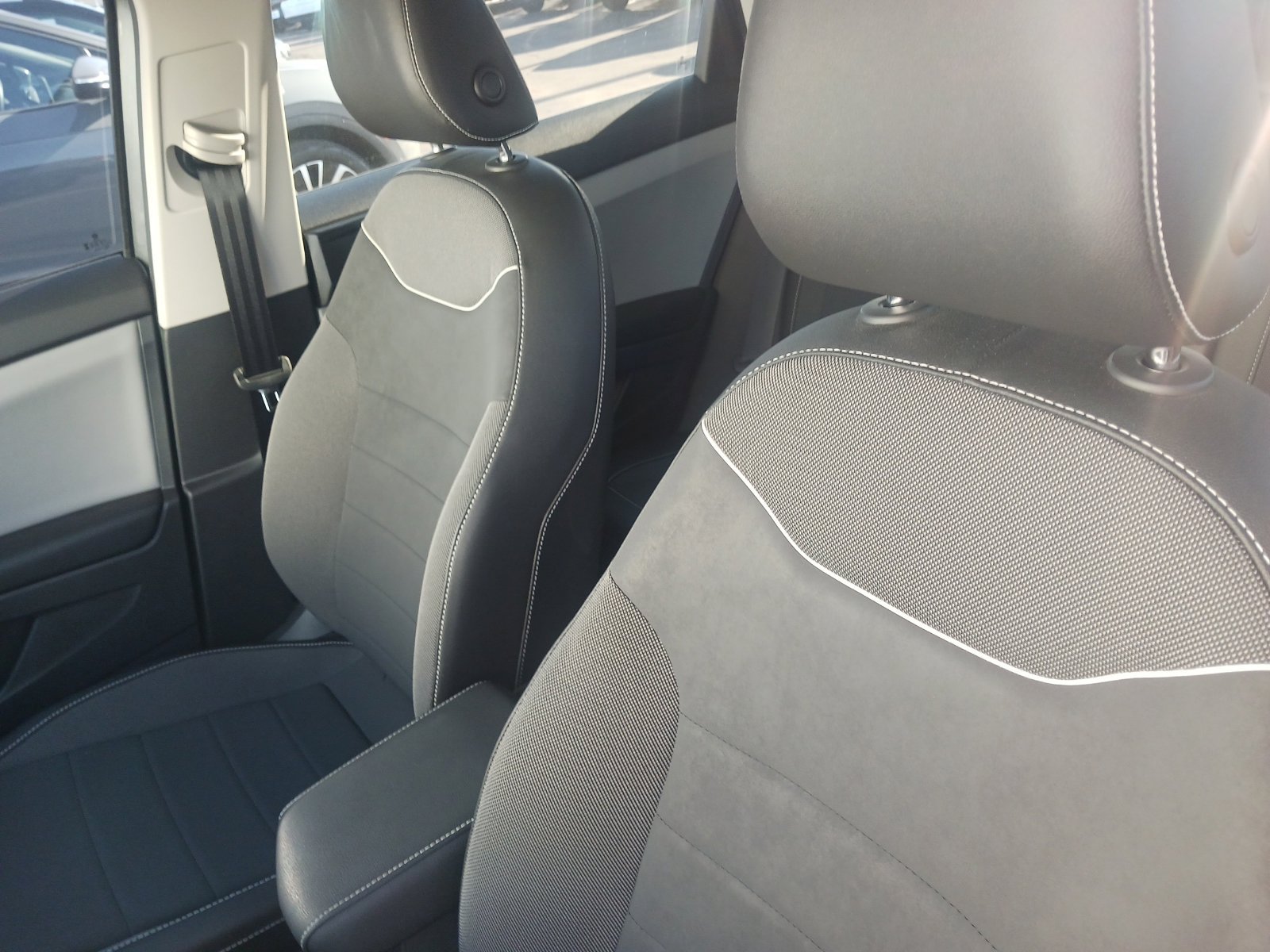 Used 2023 Volkswagen Taos SE w/ Panoramic Sunroof Package FWD image 5
