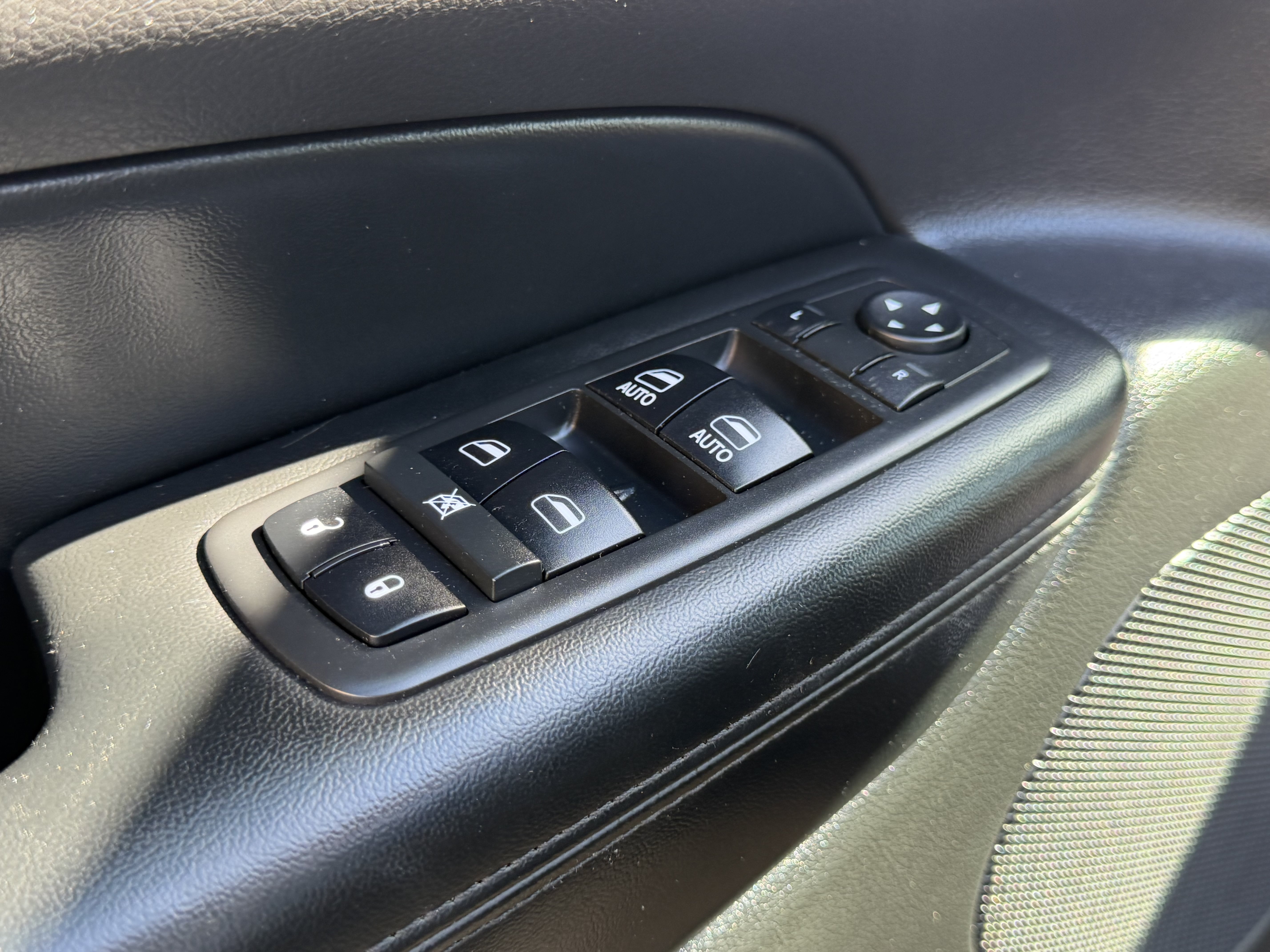 Used 2018 Jeep Grand Cherokee Altitude AWD/4WD image 15