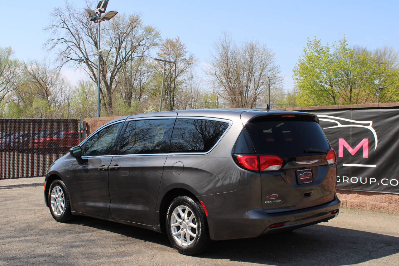 Used 2018 Chrysler Pacifica L FWD image 3