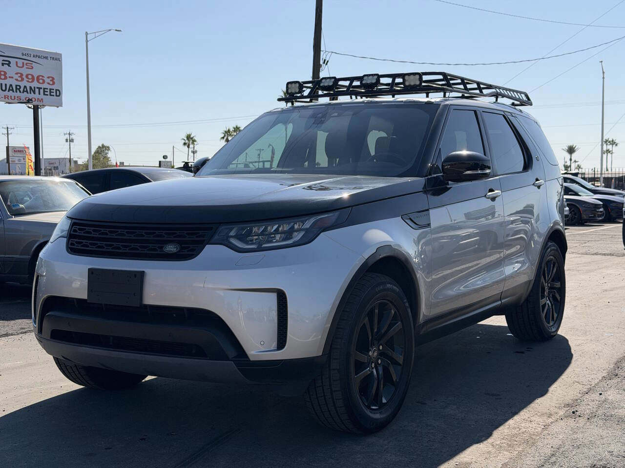 Used 2017 Land Rover Discovery SE image 1