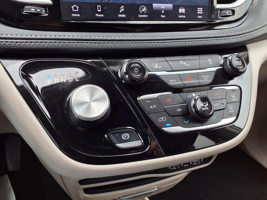 Used 2024 Chrysler Pacifica Select image 8