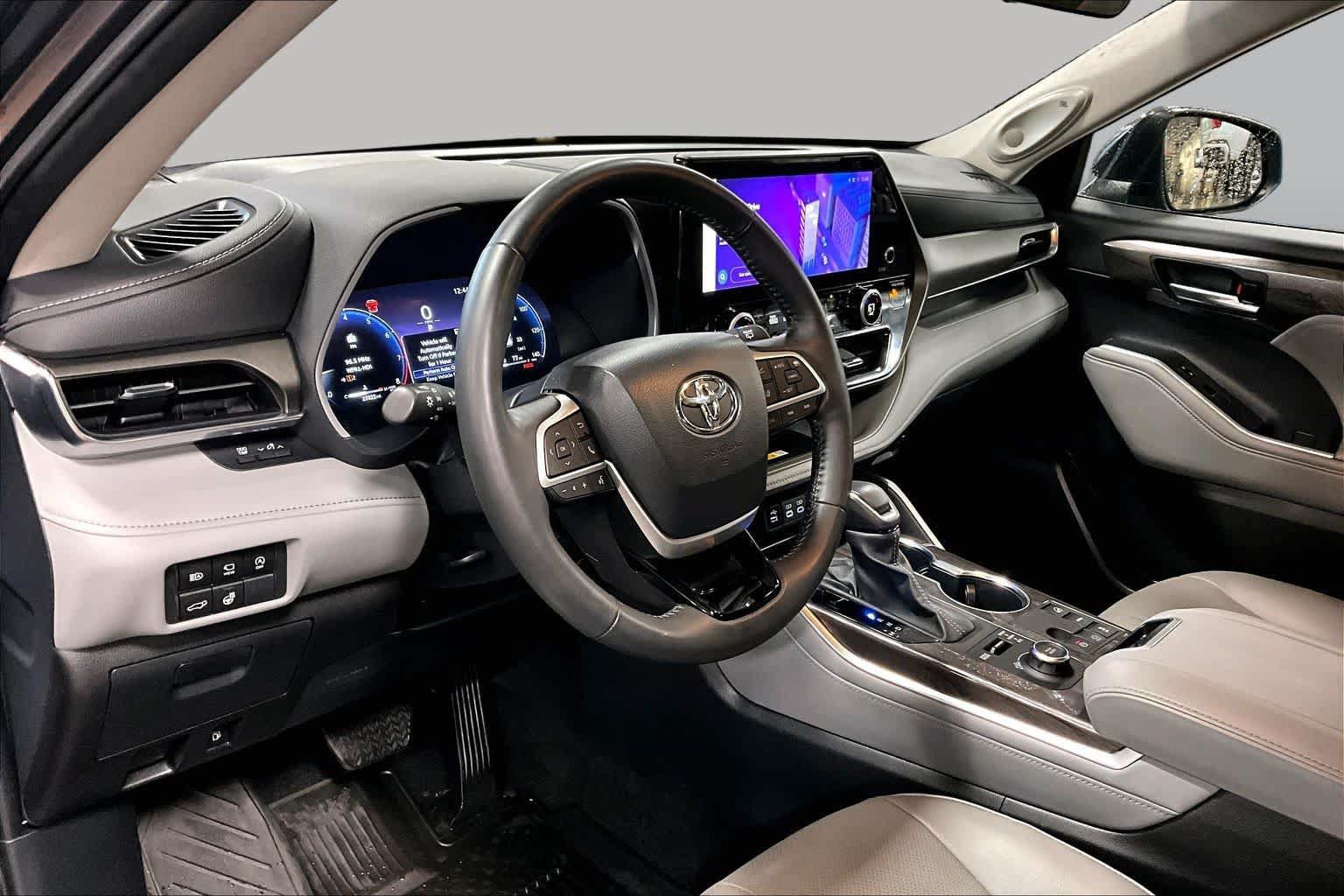 Used 2024 Toyota Highlander Limited AWD/4WD image 17