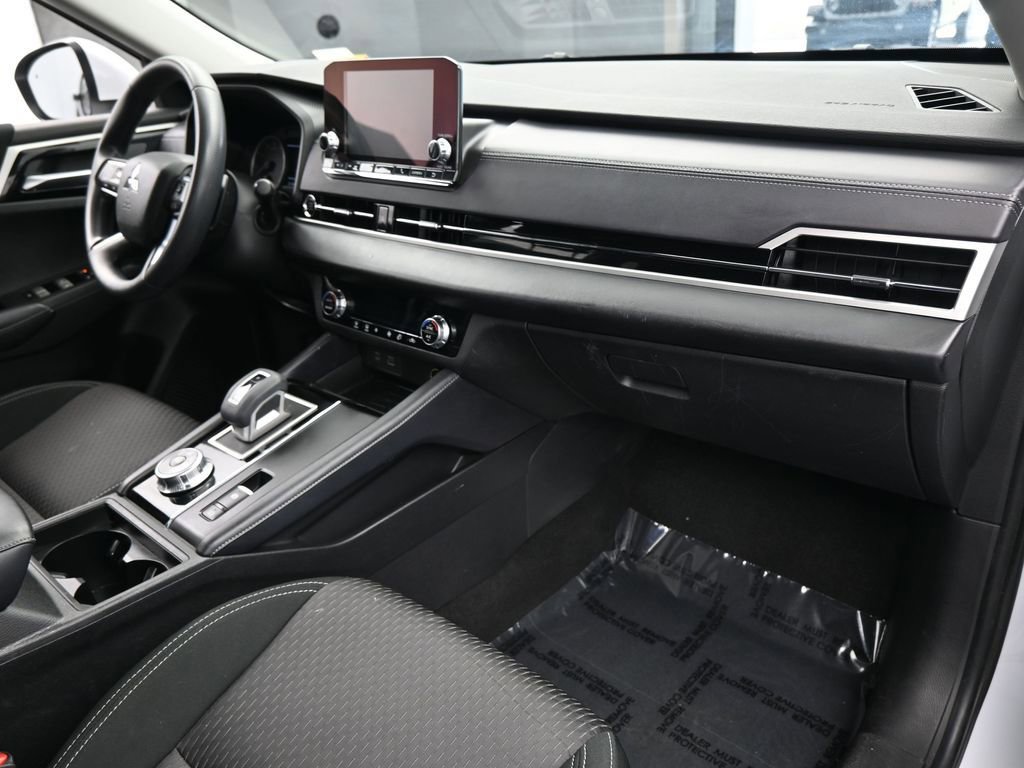 Used 2023 Mitsubishi Outlander ES image 44