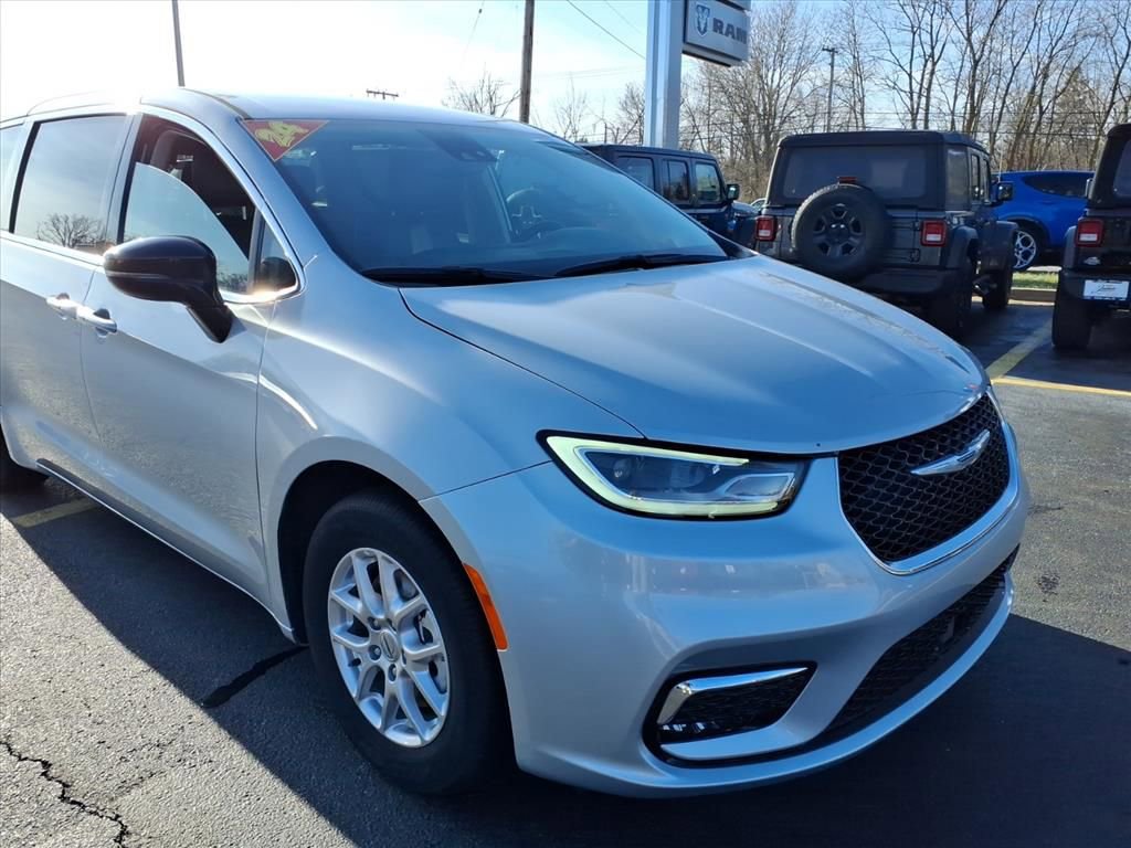 Used 2024 Chrysler Pacifica Touring-L image 8