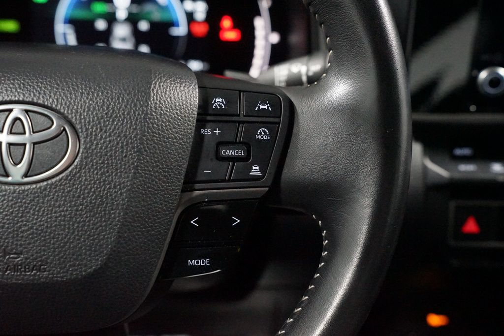 Used 2025 Toyota Camry SE FWD image 13