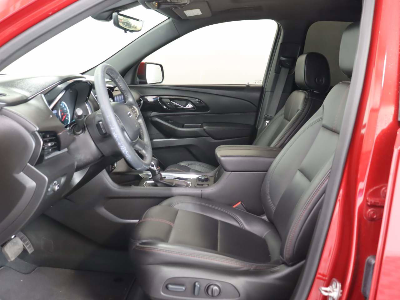 Used 2023 Chevrolet Traverse RS image 8