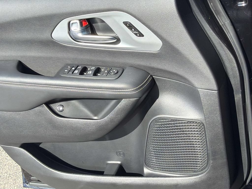 Used 2025 Chrysler Pacifica Premium FWD image 27