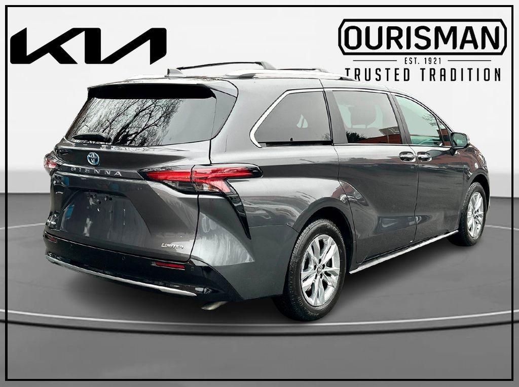 Used 2025 Toyota Sienna Limited image 4