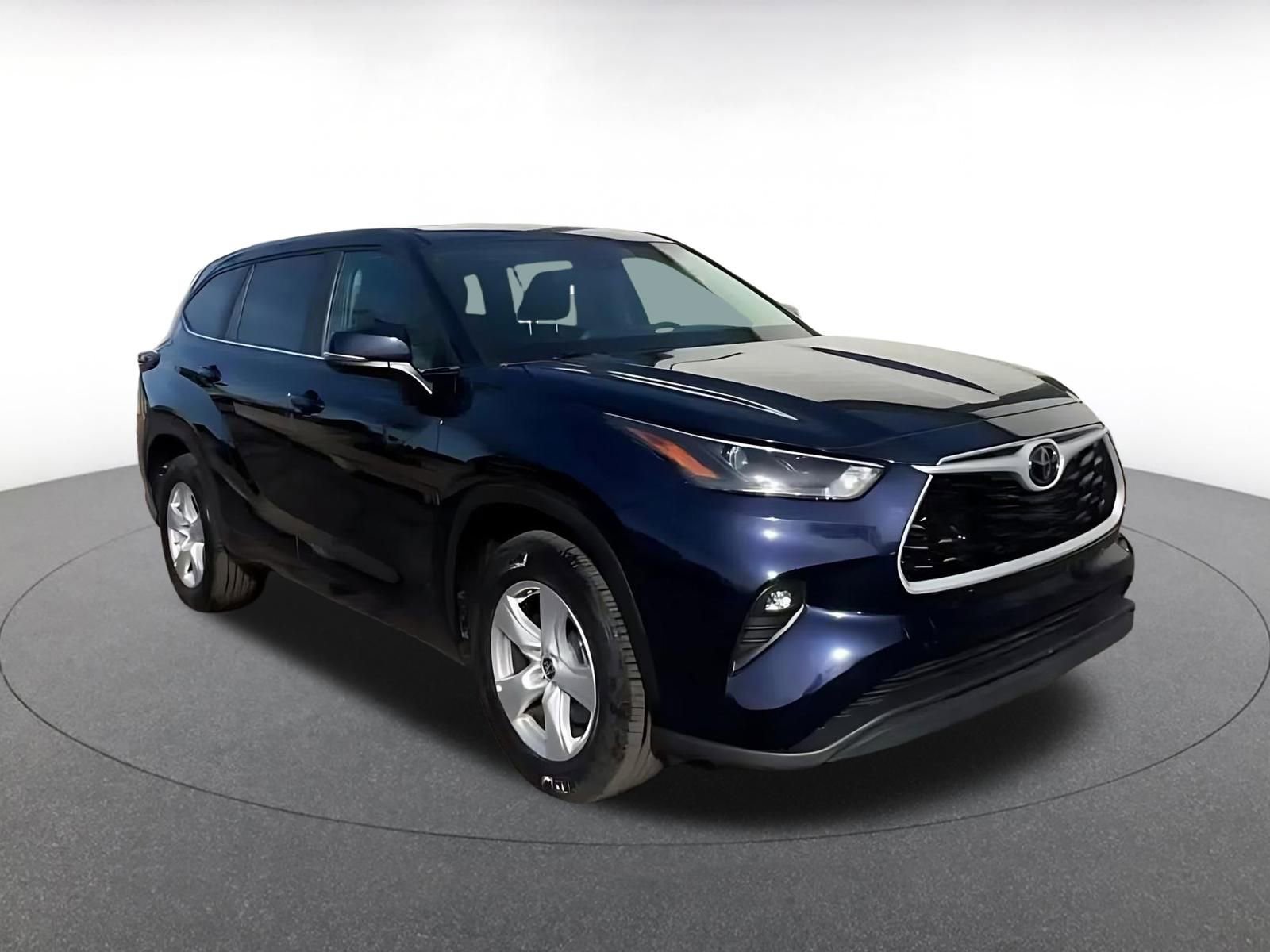 Used 2025 Toyota Highlander LE image 3