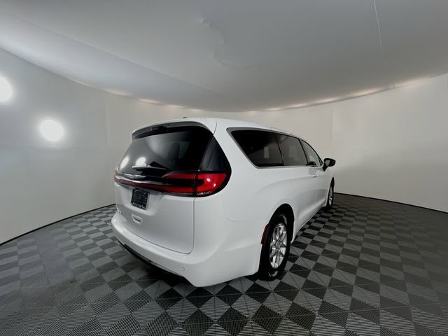 New 2026 Chrysler Pacifica Select image 9