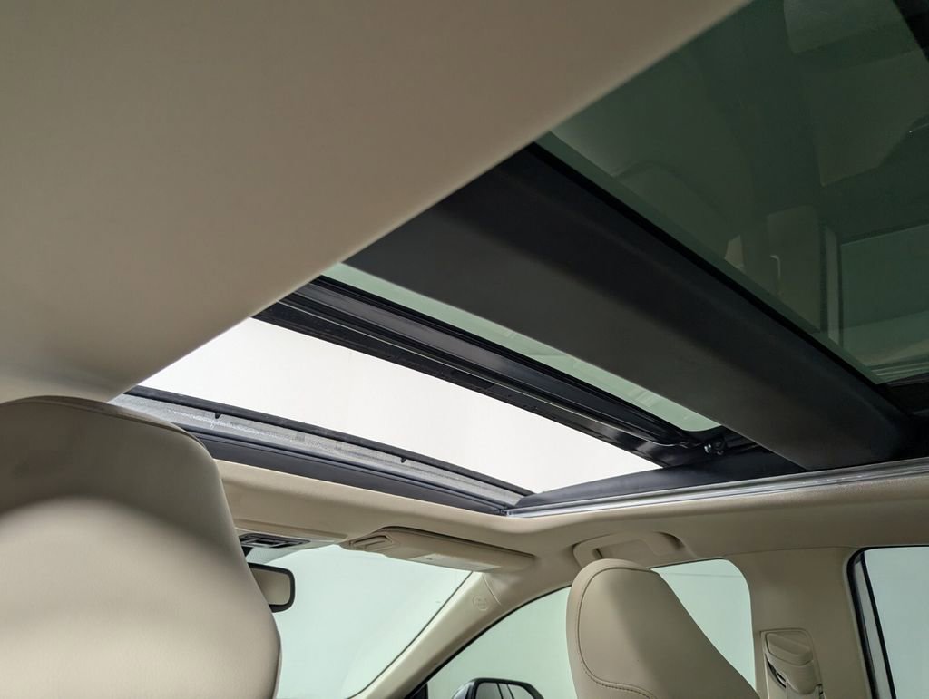 Used 2020 Toyota Camry XLE image 23