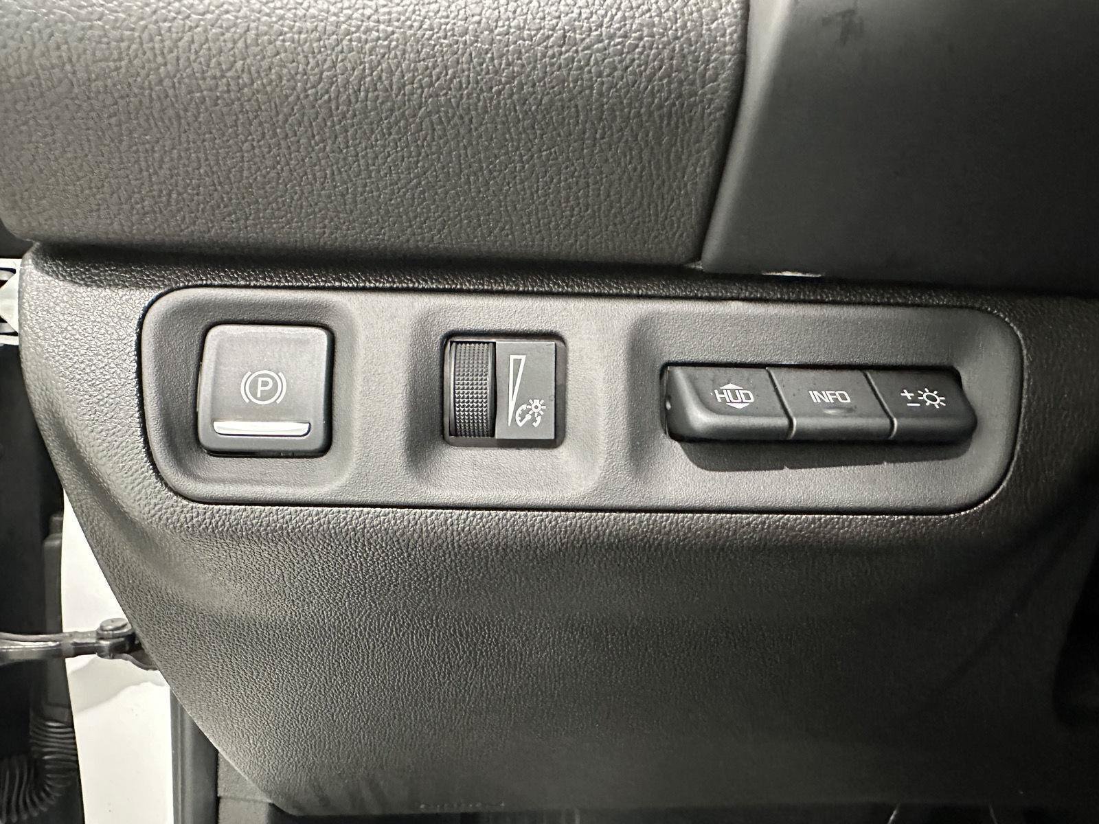 Used 2021 GMC Acadia Denali w/ Denali Technology Package AWD/4WD image 17