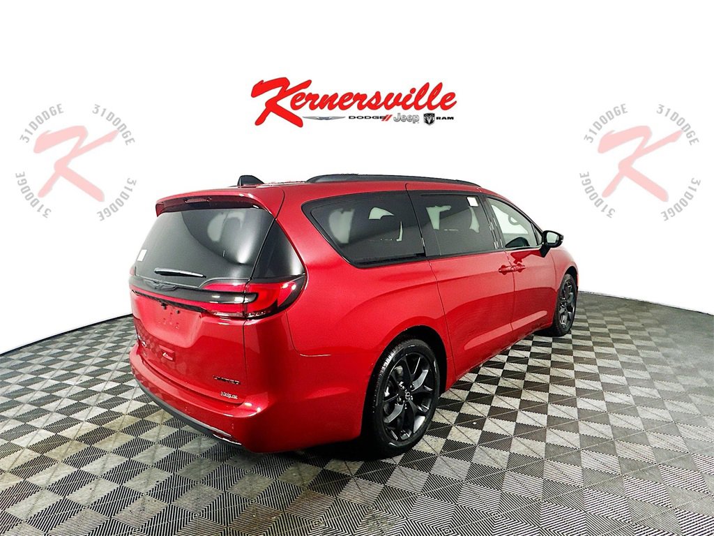 New 2026 Chrysler Pacifica Limited image 7